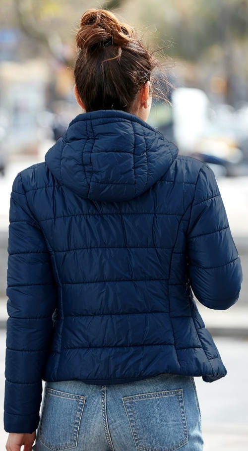 Krátká modrá zimní prošívaná bunda s kapucí