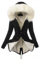 Černý dámský kabátek s bílou kožešinovou kapucí
