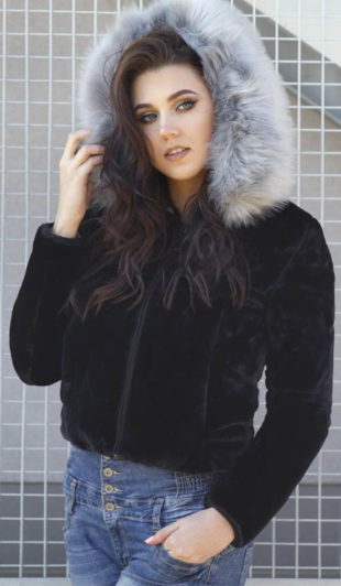 Sametová dámská bunda s velkou kožíškovou kapucí