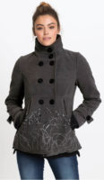 Krátký dámský zimní kabát s velkým klopovým límcem