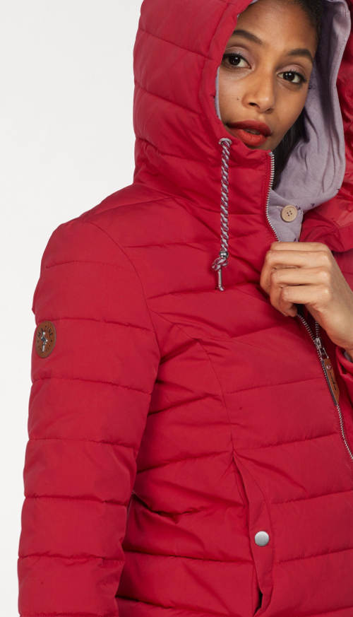 Červená zimní outdoorová bunda s funkční kapucí