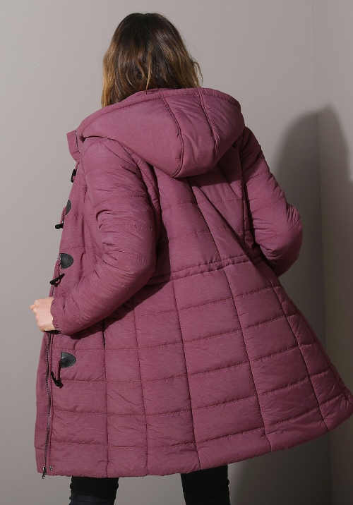 Prošívaný dámský zimní kabát fialové barvy
