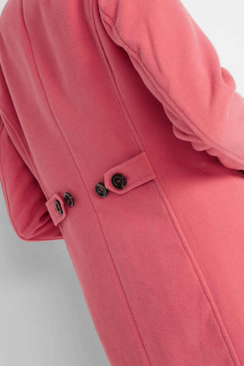 Dámský zimní kabát projmutého střihu s nastavitelnými manžetkami na zádech
