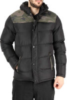 Černá pánská zimní bunda s maskáčovým vzorem na ramenou
