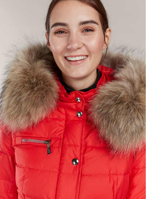 Červená dámská zimní bunda s odnímatelnou kapucí a kožešinovým límcem