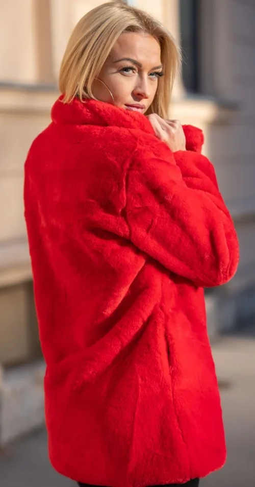 Krátký červený dámský zimní kabát