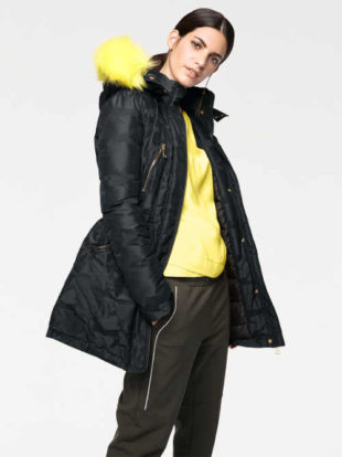 Dámská zimní bunda v kontrastním provedení černé se žlutou kožešinou