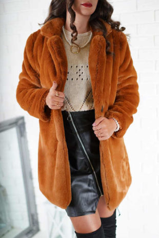 Trendy dámský kabát hřejivý v interesantní skořicové barvě
