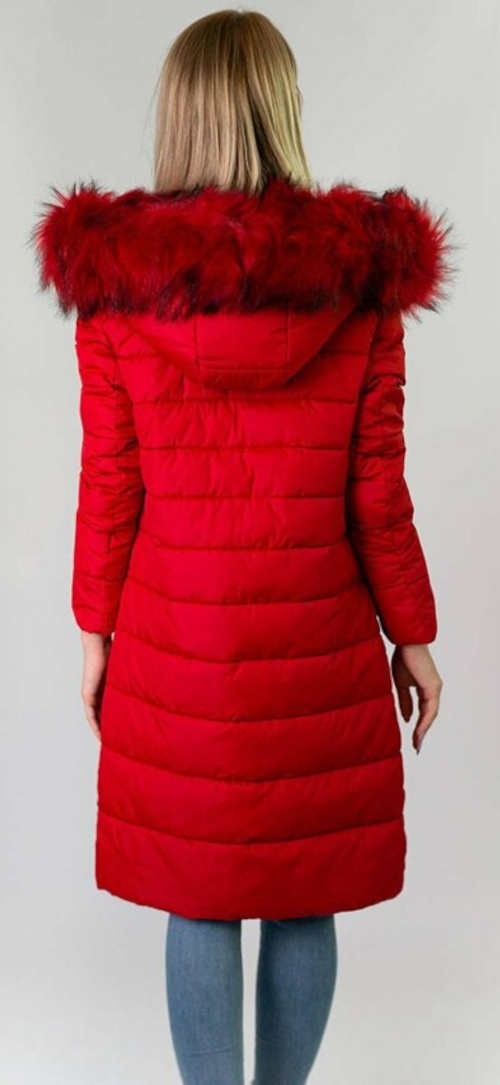 Dlouhý červený prošívaný dámský zimní kabát s kožíškem