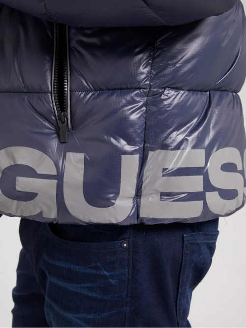 bunda s výrazným nápisem Guess