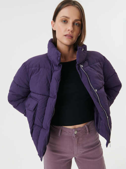 Dámská trendy bunda v krátké délce do pasu a vysokým límcem