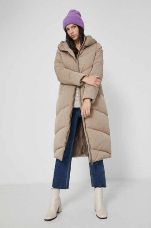Dámská dlouhá bunda s kapucí v atraktivní prošívaném designu