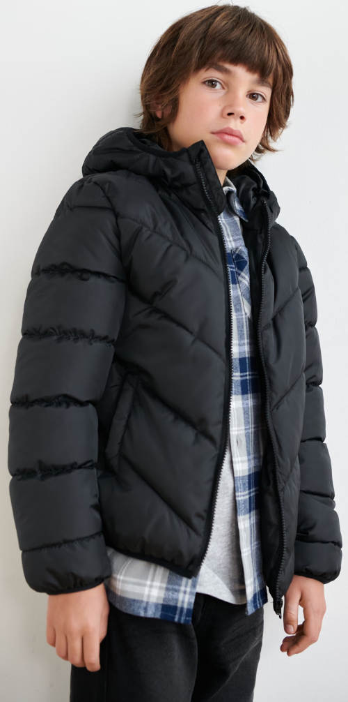 Levná prošívaná černá chlapecká zimní bunda s kapucí