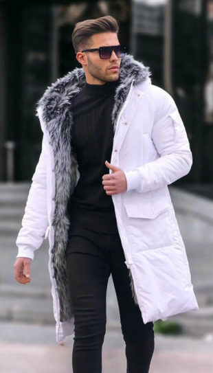 Dlouhá bílá pánská zimní bunda s kožíškem uvnitř